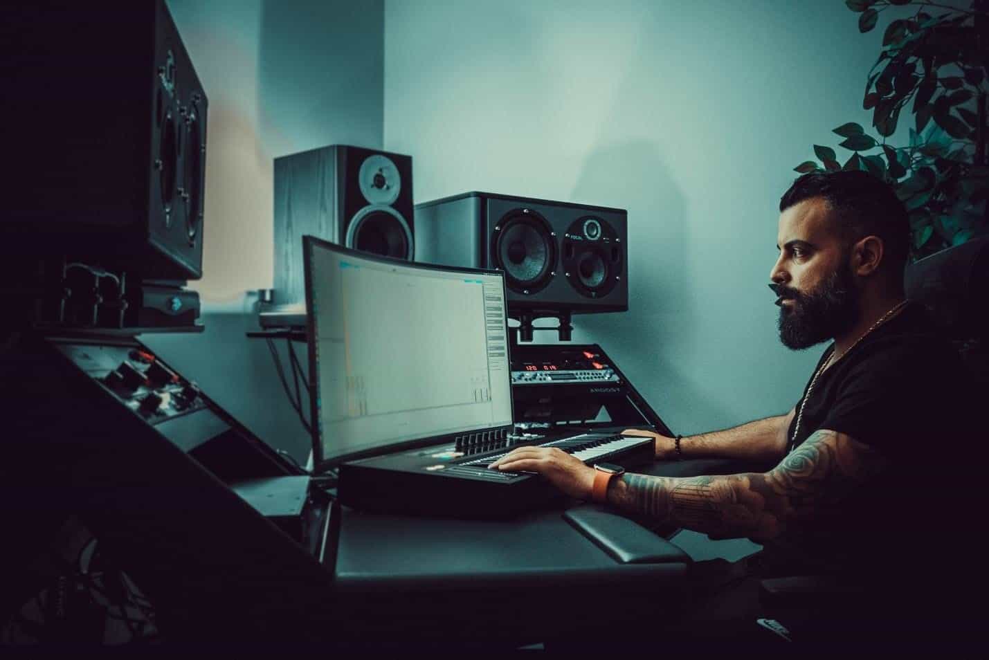 Modern Studio Equipment Benefits – State of the Art Monitors Are the Future